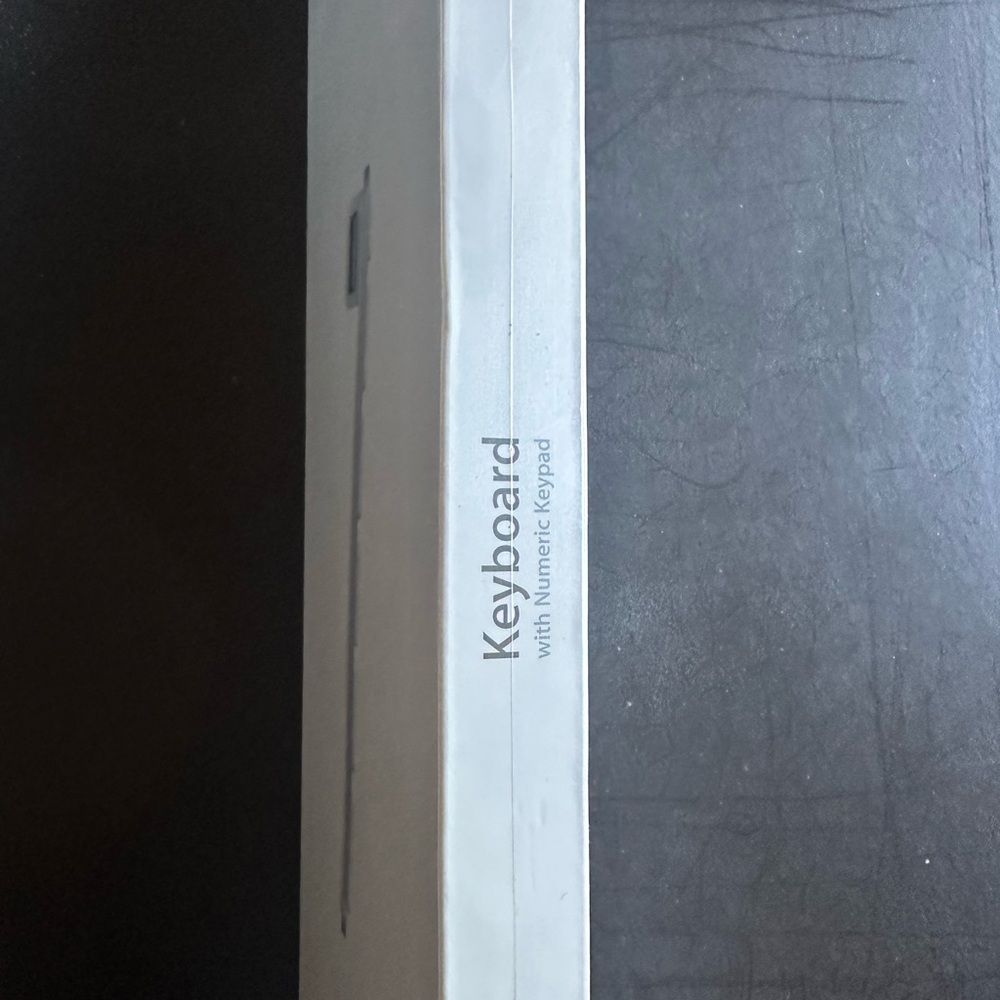 Apple Wired Keyboard with Numeric Keypad - Picture 2 of 4